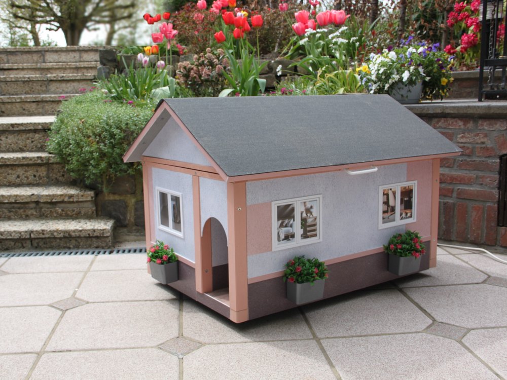 Maison AnimHouse au printemps, devant un jardin fleuri